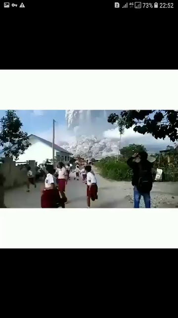 Dhasyatnya Erupsi Gunung Sinabung, Rubah Siang Jadi Gelap Masyarakat Menjerit Ketakutan Dhasyatnya Erupsi Gunung Sinabung, Rubah Siang Jadi Gelap Masyarakat Menjerit Ketakutan