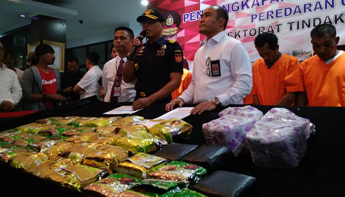 Polisi membeberkan hasil penangkapan 38 kilogram sabu yang dikirim dari Malaysia.  Polisi membeberkan hasil penangkapan 38 kilogram sabu yang dikirim dari Malaysia.
