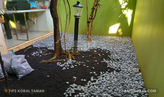 Cara Memasang Batu Koral Tabur Untuk Taman Yang Tepat ~ JUAL BATU ALAM