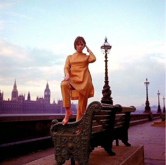 https://1.bp.blogspot.com/-BpLtIqqwg44/U7A303sQD1I/AAAAAAAAtAM/2Nv38Pm8wcw/s1600/Fashion+on+London's+Streets+in+the+1960s+(2).jpg