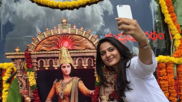 Anushka Shetty Selfie @ Promoting  'Rudhramadevi' 