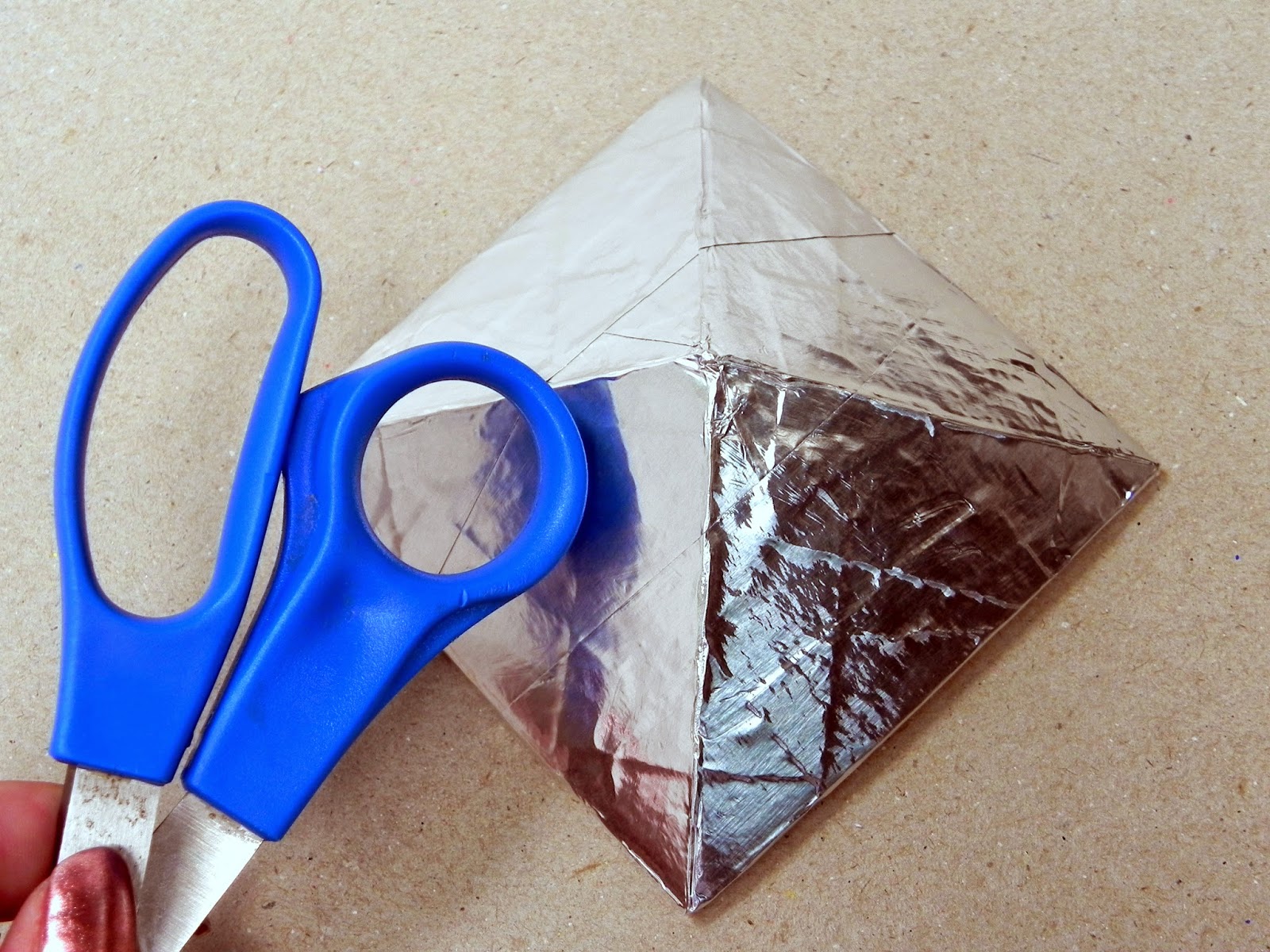 Smart n Snazzy: DIY ~ Pyramid Stud Wall Decor