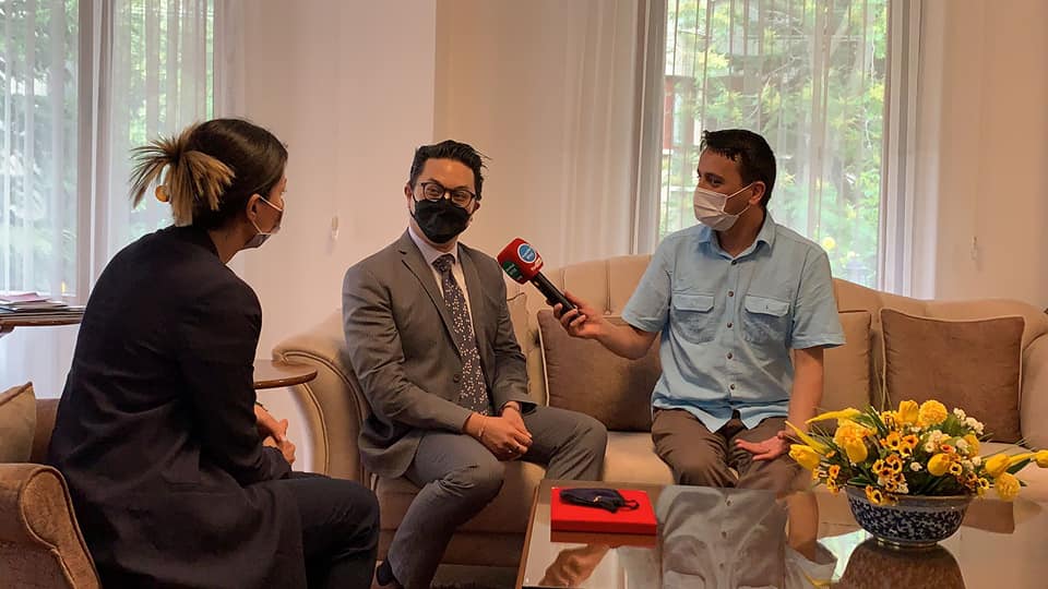 Hayatımda İlk Defa Plaket Aldım Teşekkürler Tayland Ankara Büyükelçiliği Maslahatgüzarı Shakir Sevikul