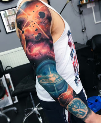 Tatuaje increíble del universo