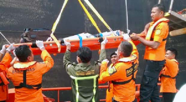 Bakamla Bersama Basarnas Evakuasi ABK Kapal yang Sakit