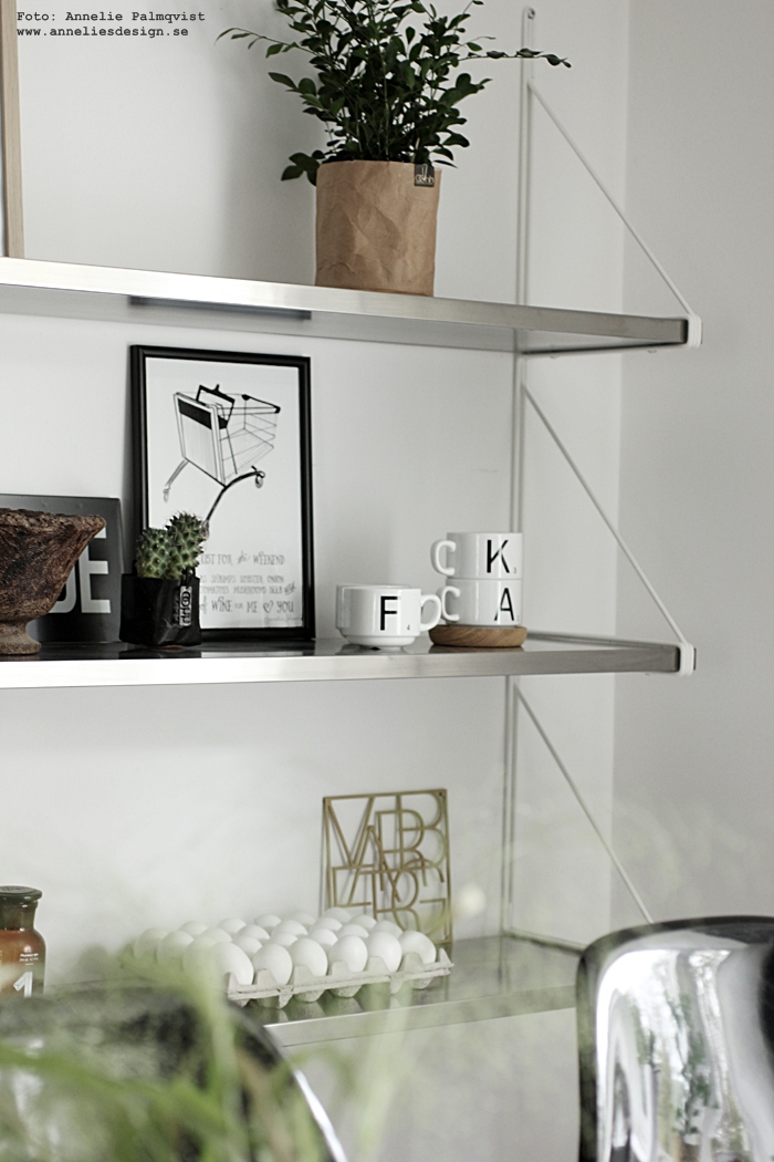svart, vitt& rött IKEA hylla i köket svart, vitt& rött IKEA hylla i köket