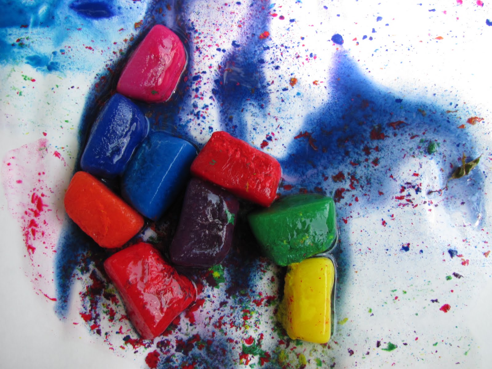 рисование льдом в детском саду. рисование ледяными мелками для детей. мелки из льда. ледяные мелки. лед мелом.