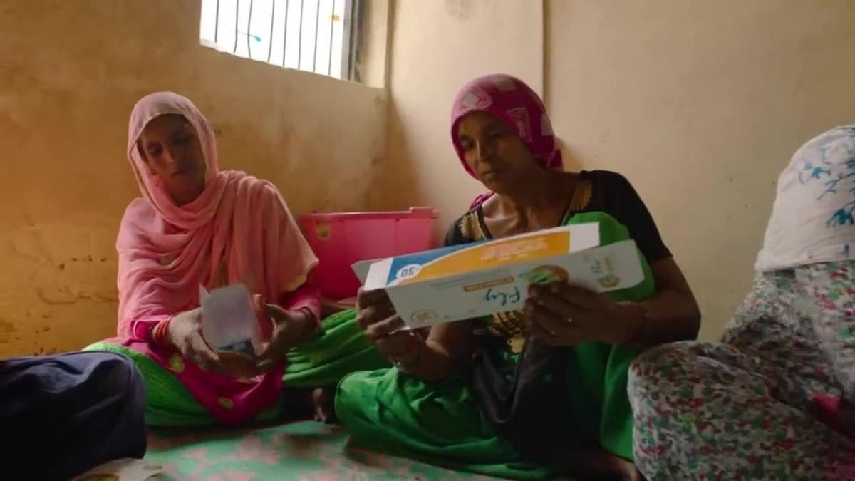Mulheres indianas segurando uma caixa de absorventes higienicos, cena do documentário Absorvendo o Tabu que fala sobre menstruação e ganhou o Oscar como melhor documentário curta-metragem em 2019