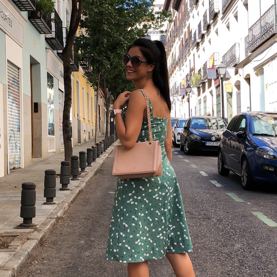 SUMMER OUTFIT LOOK: Vestido midi de flores con botones