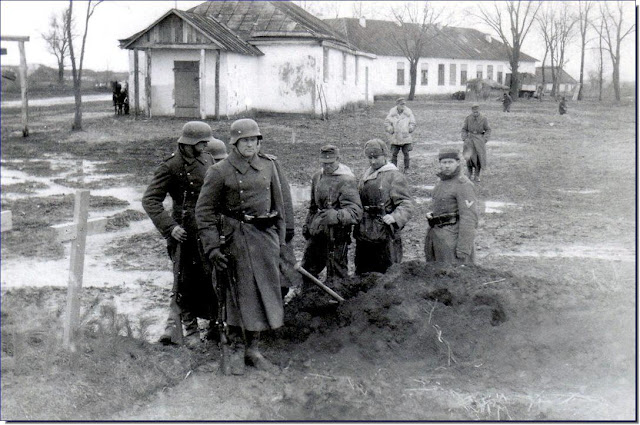 Burying  dead  Janovka February 1944