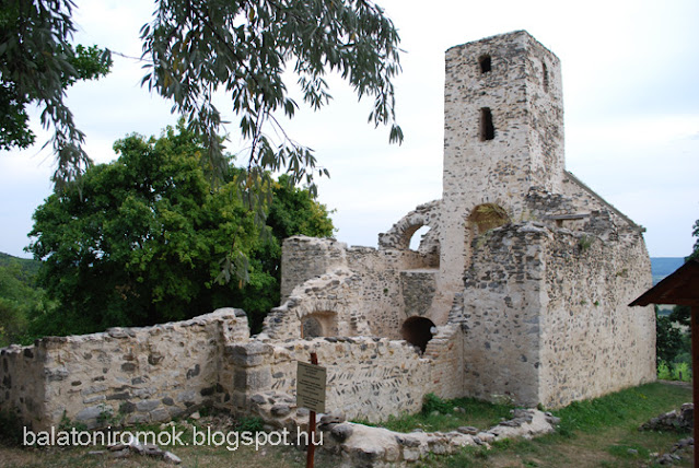Szent Balázs templomrom Szent Balázs templomrom épületének falai észak-kelet felől fotózva, jobbra toronnyal