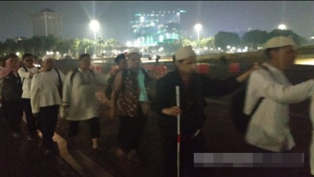 Rombongan Pertama Tunanetra Tiba di Monas