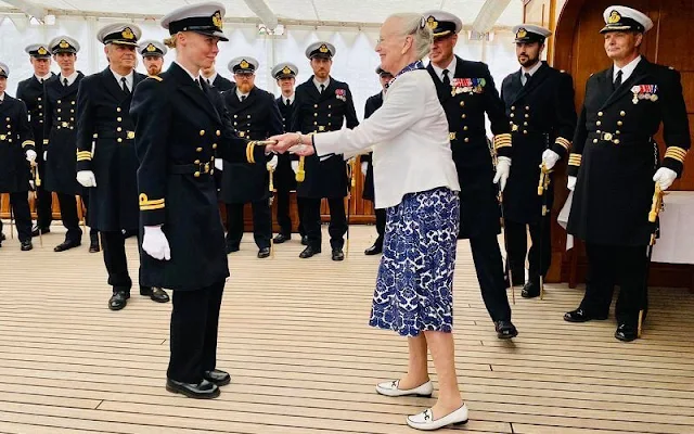 Queen Margrethe presented the Queen's honorary saber to First Lieutenant Josefine Prien Christensen at the Royal Ship Dannebrog