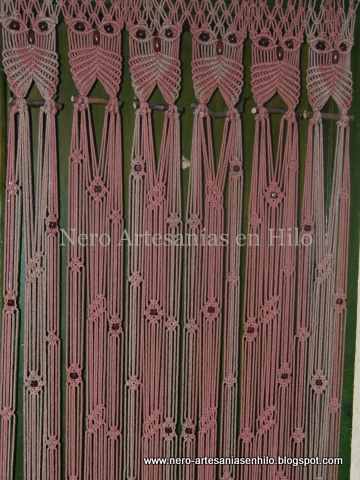 Nero artesanias en hilo: Cortina de Búhos, con hilo teñido.