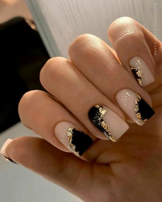 Uñas blancas con hoja de oro Uñas blancas, Uñas elegantes y sencillas, Uñas decoradas grises