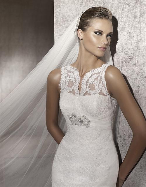 Gorgeous flattering lace gown by Pronovias | Just a pretty bride