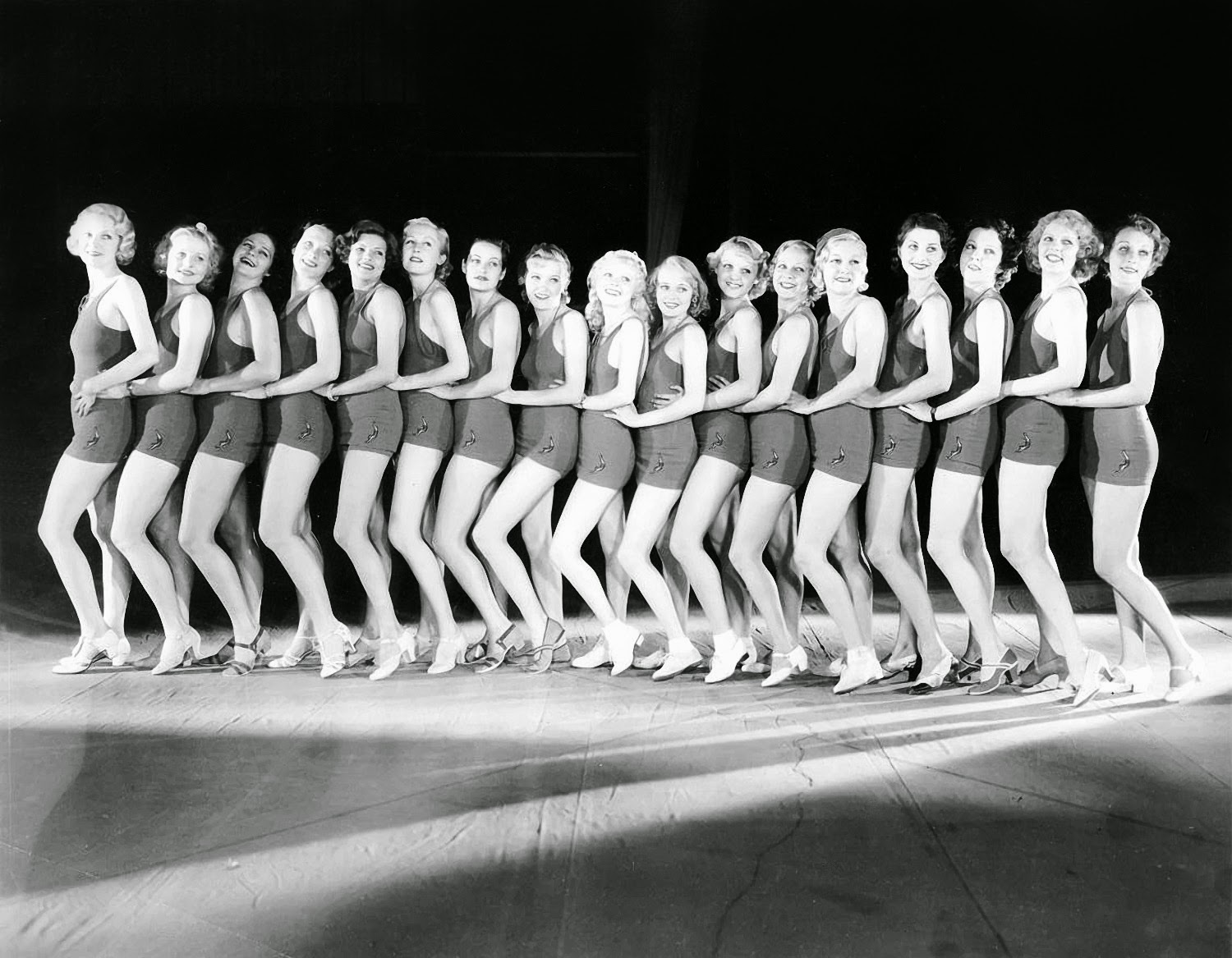 14 Beautiful Black and White Photos of Chorus Girls from the 1910s and