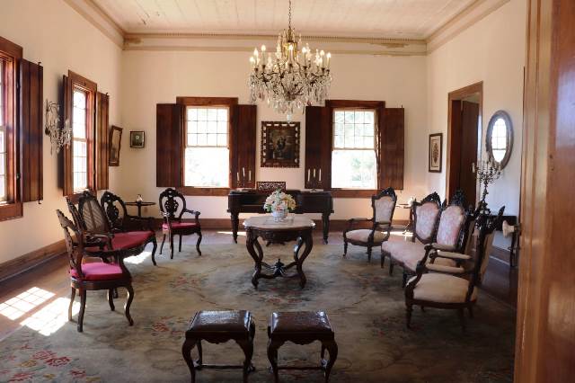 Sala de estar da casa da Fazenda da Cachoeira Grande em Vassouras, no Vale do Café