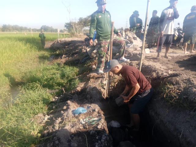 Batu Kali Dipasang TMMD Reg 105 Untuk Pembuatan Talut   