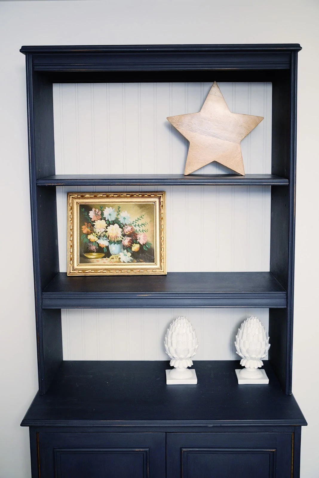 how to style a bookcase, how to decorate a bookshelf with objects other than books