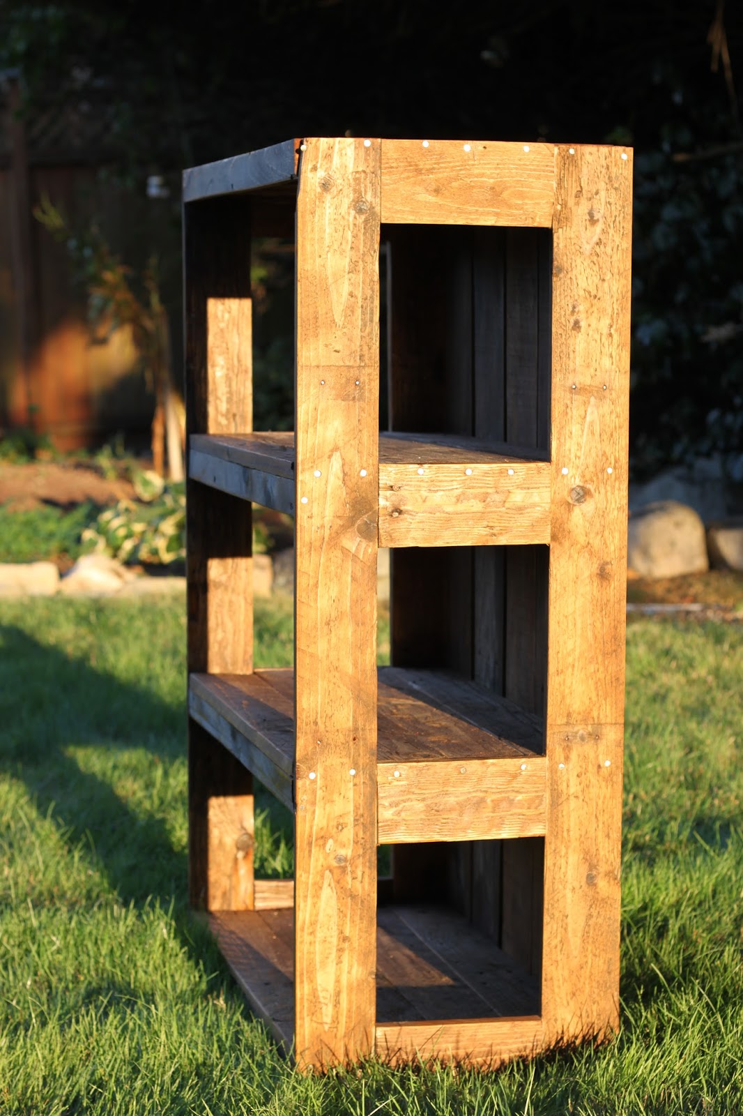 made with love that can be felt : { diy pallet bookshelf }