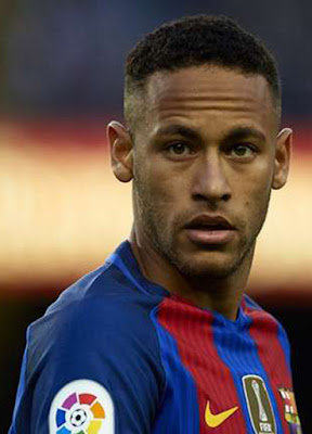  Biografi Neymar        Biodata   Nama asli : Neymar da Silva Santos Junior  Tanggal lahir : 05 Februari 1992  Lahir di : Mogi das Cruzes, Sao Paulo, Brasil  Zodiac : Aquarius  Biografi   Neymar da Silva Santos Junior atau yang akrab dikenal sebagai Neymar adalah pesepakbola yang lahir di Mogi das Cruzes, Brazil, 5 Februari 1992. Dia merupakan anak dari pasangan Neymar da Silva Sr. dan Nadine Santos. Profesi ayahnya sebagai mantan pesepakbola membuat Neymar tertarik dengan olahraga ini. Neymar bergabung dengan klub bola pertamanya, Portuguesa Santista, ketika usianya 11 tahun. Namun tidak sampai setahun ia harus meninggalkan klub itu. Hal ini disebabkan oleh kepindahan keluarganya ke kota Santos. Bakat bola Neymar membuatnya diincar akademi sepakbola klub Santos FC. Ia resmi bergabung dengan akademi yang telah melahirkan sederet pemain sepakbola terkenal di Brazil itu, 2003. Meski begitu Neymar tak lantas populer. Ia melewati 6 tahun sebelum resmi merumput. Debut perdananya di lapangan dengan tim Santos FC Senior terjadi 7 Maret 2009. Di usianya ke-17, pemain yang mendapat julukanPele Masa Depan ini berhasil membawa timnya menang 2-1 melawan Oeste. Neymar mencetak 14 gol dari 48 pertandingan di musim perdananya itu.  Permainan gemilang kembali ditunjukkan Neymar di musim 2010. 