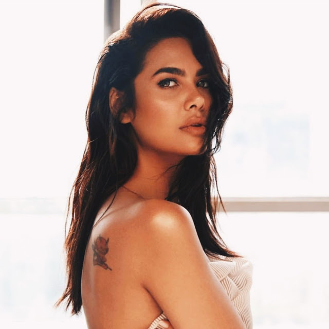 Esha Gupta goes topless