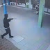 Vídeo: Homem encapuzado e armado com espingarda invade escola; confira