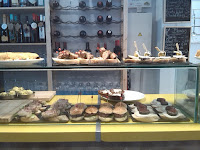 Pinchos Varios pinchos en la barra