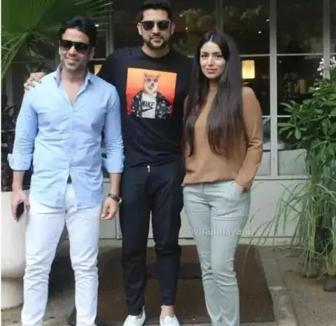 aftab-shivdasani-spoted-with-wife-in-resturant