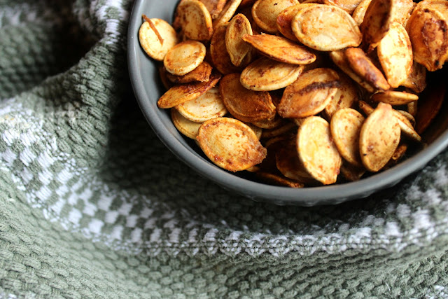 the BEST roasted pumpkin seed recipe- seriously need to make these!
