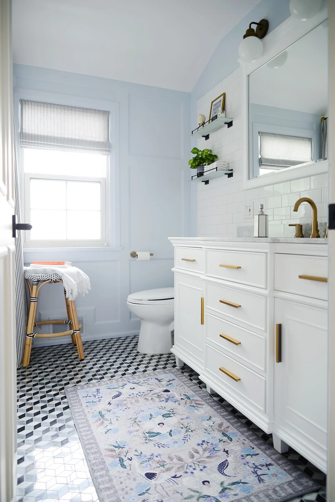 mixing metal finishes, mixing metals in bathroom, brass mixed with black metal