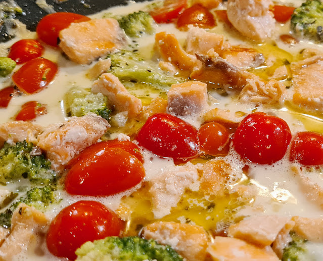 Rezept: Nudeln mit Lachs, Tomaten und Brokkoli in cremiger Sahnesoße. Unsere Kinder mögen Lachs und dieses schnelle Mittagessen ebenso! Eine tolle Mahlzeit für Familien, die in der Pfanne bzw. im Wok zubereitet werden kann.