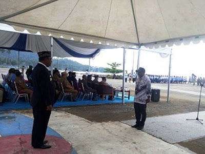 Abdul Faris Umlati Pimpin Upacara Hari Guru di Raja Ampat Abdul Faris Umlati Pimpin Upacara Hari Guru di Raja Ampat
