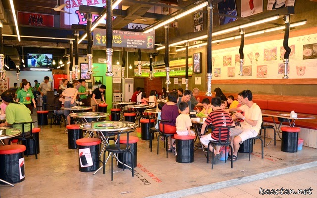 It is an open concept restaurant, with good air circulation throughout the restaurant