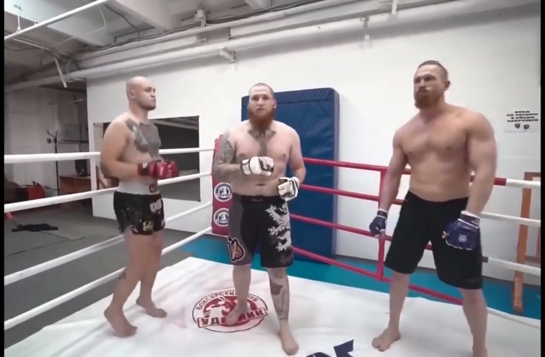 3%2Bvs%2B1%2BMMA%2Bfight.mp4_20210817_193546.588.jpg