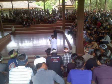 Dukung WTO, Massa Berpakaian Adat Tolak LSM Asing