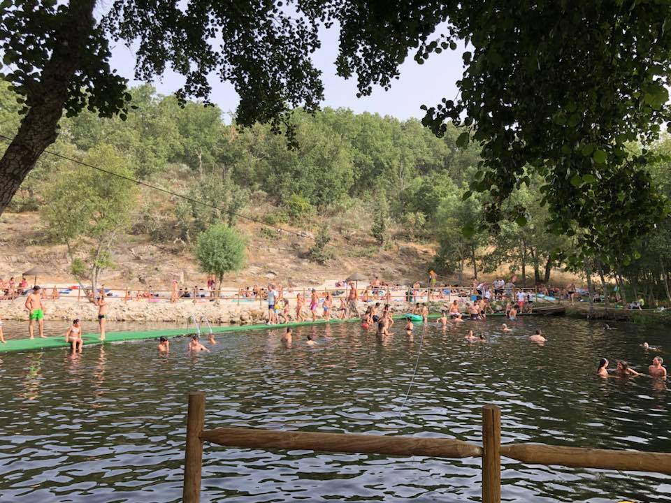 Veraniantes na Praia Fluvial de Rapoula do Cõa