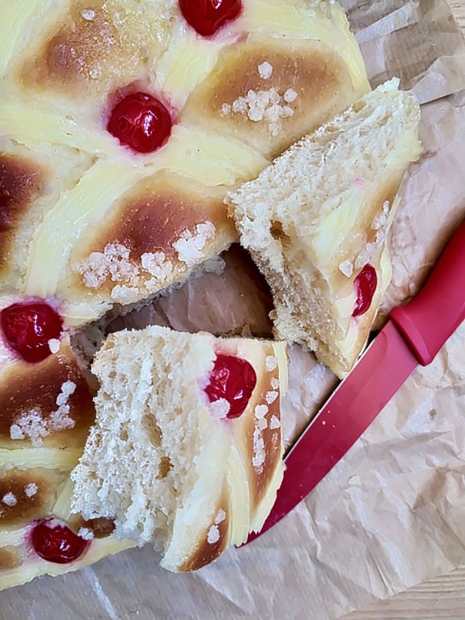 Coca de San Juan. Receta de Xavier Barriga típica de la festividad de San Joan. Verano, hogueras, postre, crema pastelera, tierno, esponjoso, masa, brioche, panificadora, guindas, cerezas. Horno. Cuca