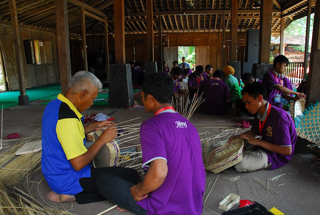 Pelatihan Kewirausahaan Pembuatan Anyaman Bambu - The Pikas