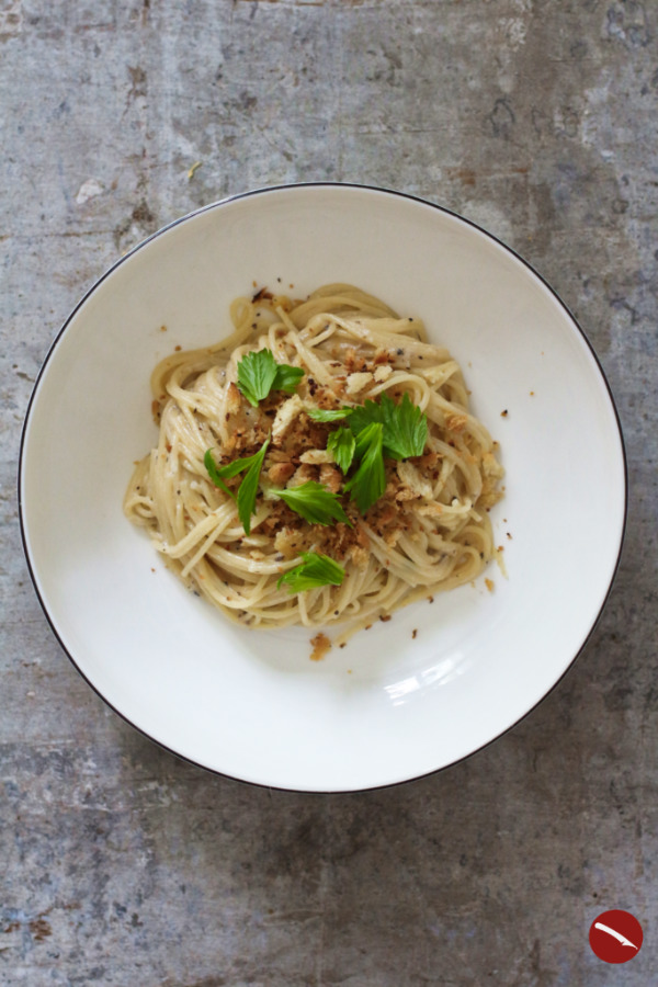 Ein Rezept für das Beste, was aus altem Pecorino werden kann: Cremige Käse-Sahne-Sauce mit gedörrten Chamignons, die der Thermomix gemixt und gerührt hat mit Spaghetti und knusprigem Panko in Nussbutter geröstet #rezept #pasta #spaghetti #käse #käsesauce #carbonara #echte #original #caciopepe #tomatensauce #bolognese #pecorino #parmesan #pasta_alfredo #puttanesca #italianfood #foodwaste #resteküche #restekochen #ohne_rezept #foodblog #arthurstochter