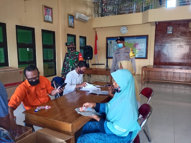 Babinsa Banjarsari Dampingi Penyaluran BST Tahap-8 Kemensos RI