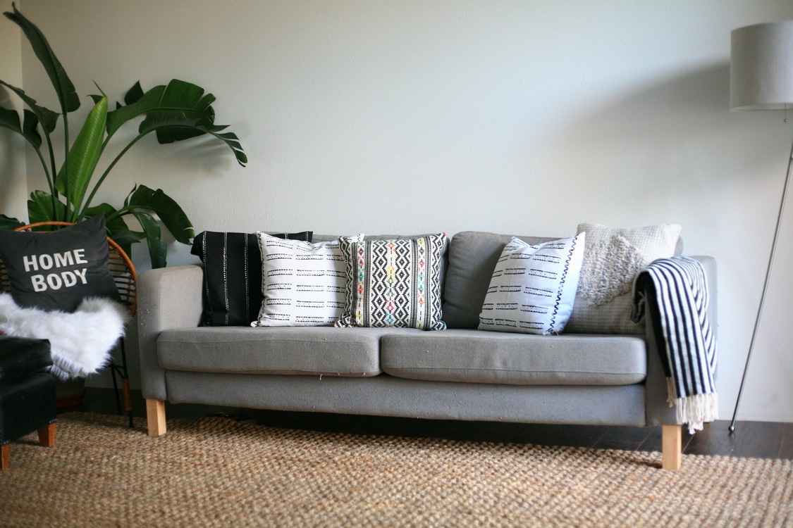 Grey Couch Red Rug : While grey is still dominating the colour design