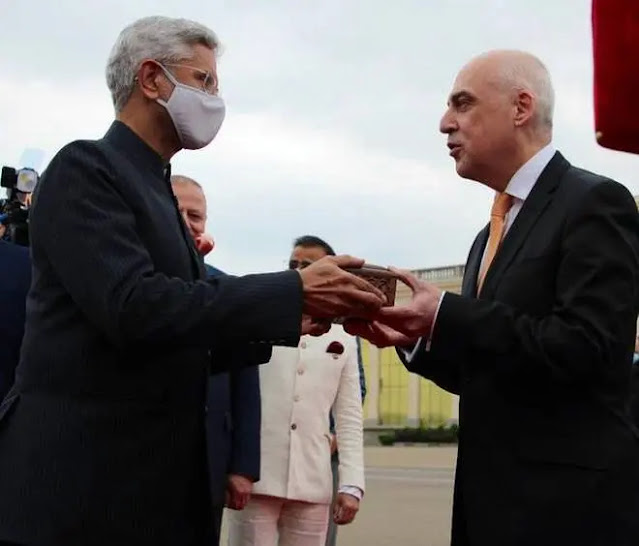 Indian Foreign Minister S Jaishankar presents a memento of Queen Ketevan to his Georgian counterpart David Zalkalani. Photo: PTI Indian Foreign Minister S Jaishankar presents a memento of Queen Ketevan to his Georgian counterpart David Zalkalani. Photo: PTI