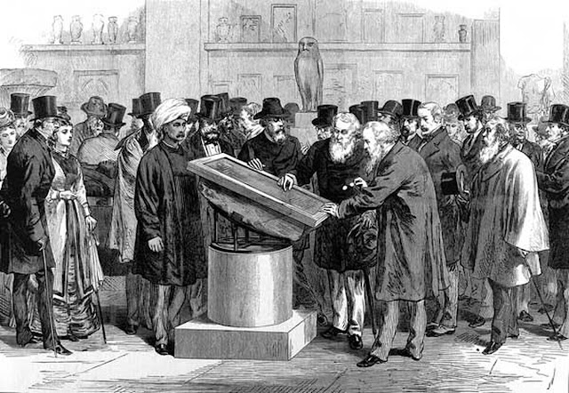 Эксперты осматривают Розеттский камень во время Второго Международного конгресса востоковедов, 1874 г.