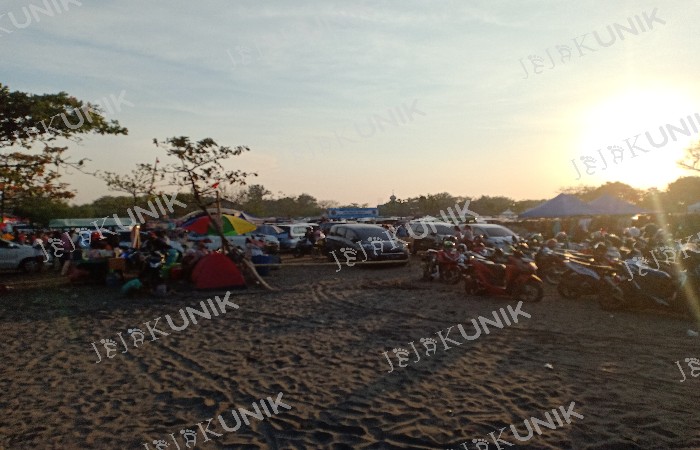 Keseruan Menjelajahi Pantai Tanjung Pasir Saat Weekend