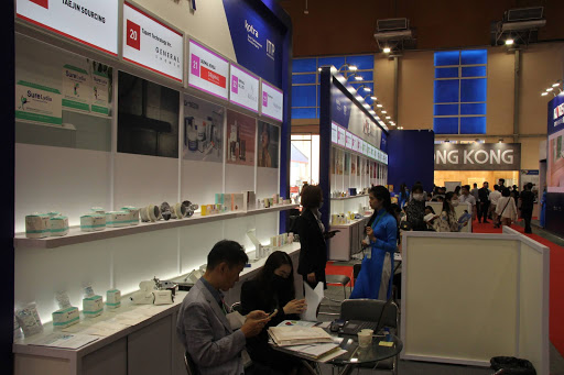 Hội chợ thu hút nhiều khách hàng mua quạt tích điện dùng pin Dasin