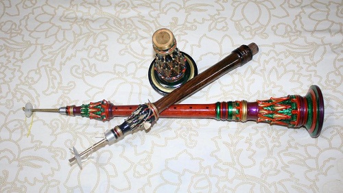 Talempong merupakan salah satu contoh alat musik tradisional yang berasal dari daerah