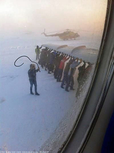 lustige Arbeit - Flugzeug Passagiere müssen schieben im Schnee witzig