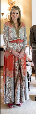Top et jupe Etro / sandales Natan